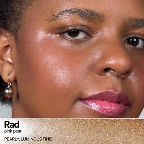 Nahaufnahme eines Gesichts mit glatter Haut, rosa Lippenstift und Perlenohrringen. Das Bild zeigt ihr Make-up.