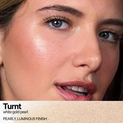 Nahaufnahme des Gesichts einer Frau mit strahlender Haut, leichter Make-up und blauen Augen, mit Produktnamen Turnt und Finish-Details unten.