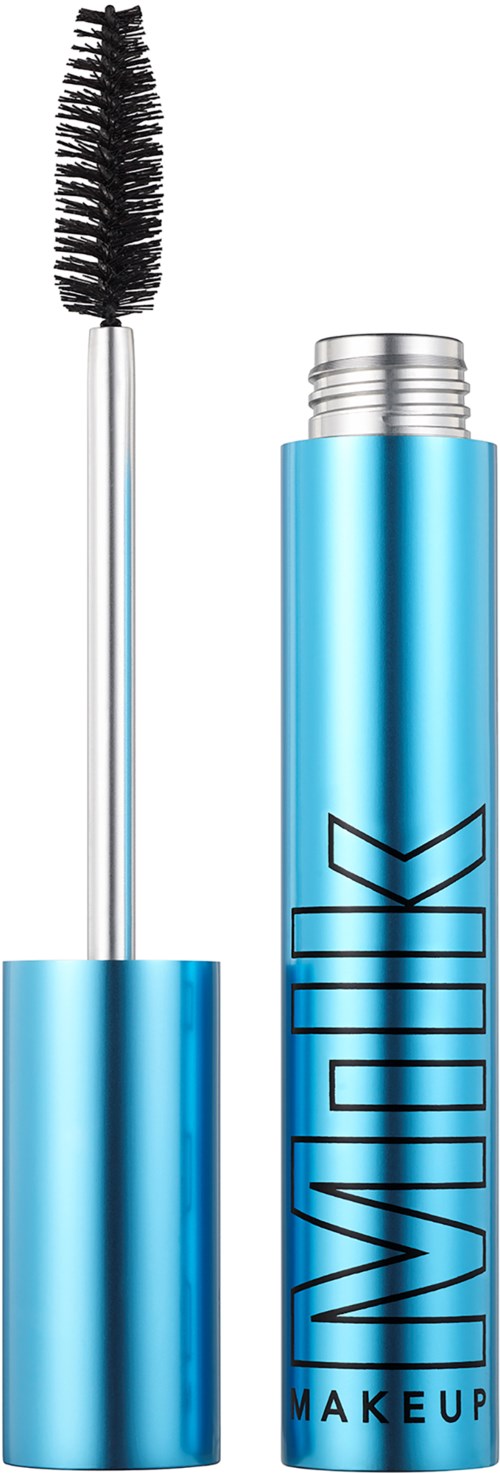Blå mascara-rør med børste, fet svart tekst sier "WICKED MAKEUP".
