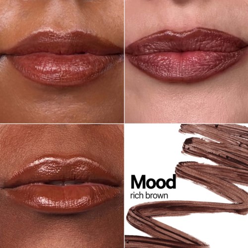 Nærbilde av lepper med glanset, brun leppestift, viser før og etter påføring, og en leppestiftprøve med ordet Mood rich brown.