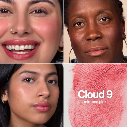 En makeupprov i mellantonrosa på texturerad hud med texten Cloud 9 midtone pink. Toppen till vänster visar en leende kvinna med makeup.