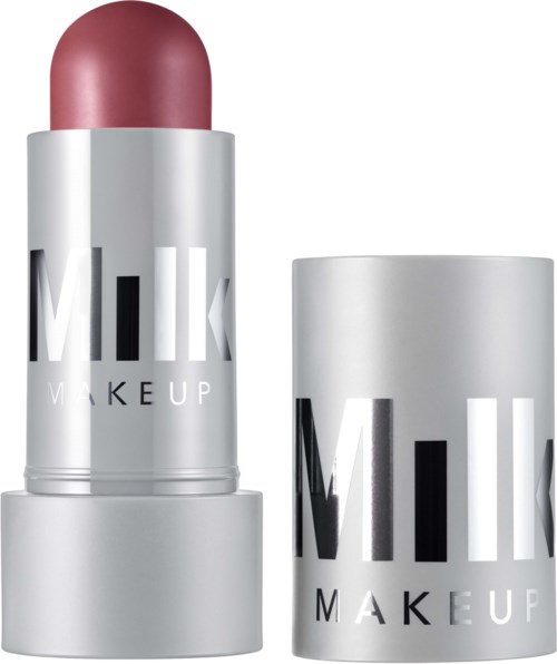 Läppbalsam i en silverbehållare med Milk Makeup-text, visar produkten med locket avlägsnat och balm synligt.