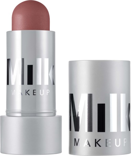 En skönhetsprodukt i en silverfärgad tub märkt Milk Makeup med locket öppet, visar ett rosa/lila läppstift eller rouge.