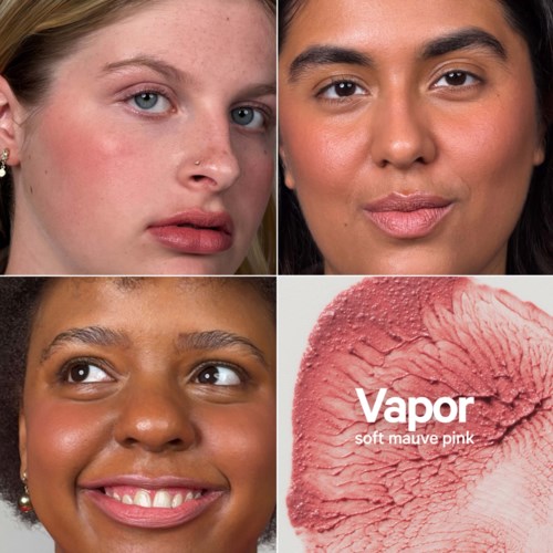 Jämförelse av tre kvinnors ansikten med olika hudtoner och en rosa rougeprodukt som heter Vapor, mjuk mauve rosa.
