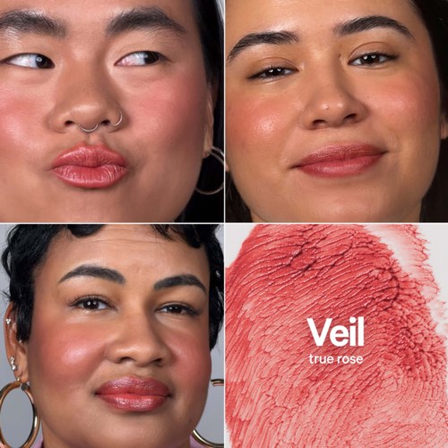 Närbild av tre kvinnor med olika hudtoner som bär naturlig makeup och en makeupprodukt med texturerat rosa läppstift.