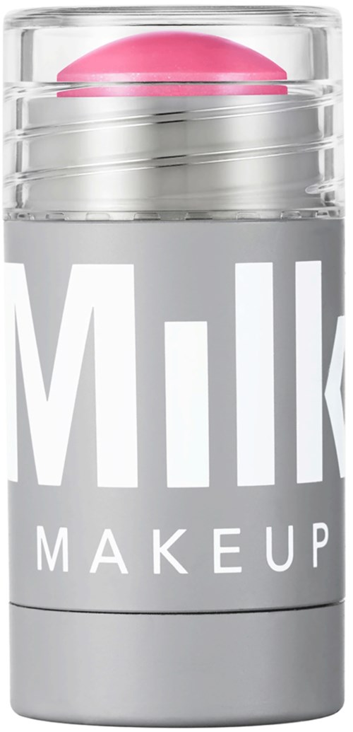 En sølv- og hvit beholder merket "Milk Makeup" med et rosa skjønnhetsprodukt oppå.