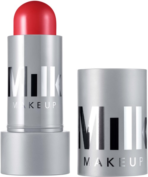Röd läppstift i ett silverrör med 'Milk Makeup' på. Lock borttaget, visar läppstiftet.