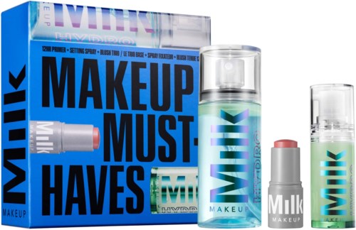 Een make-up set met een box, spray, lippenstift en balsem met felle kleuren en opvallende tekst.
