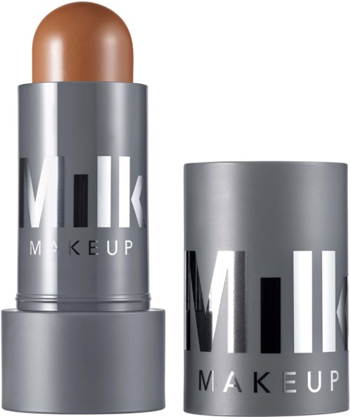 Ett läppstift i silverförpackning med texten Milk Makeup och en synlig brungjord läppstiftskula.