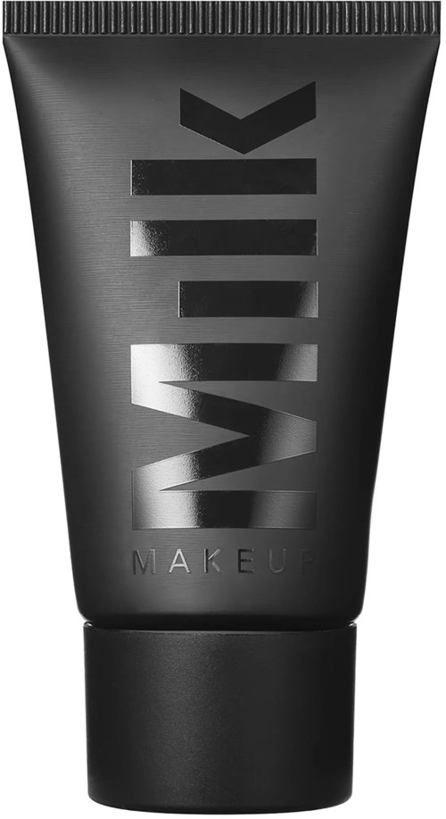 Eine schwarze Tube mit silbernem Text, auf dem WIDK und MAKE UP steht.