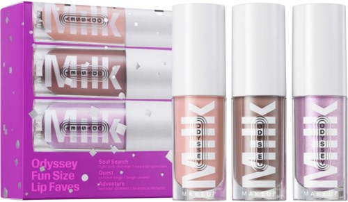 Tre lipglosser og tre leppeprodukter i rosa, nude og lilla nyanser i en lilla eske.