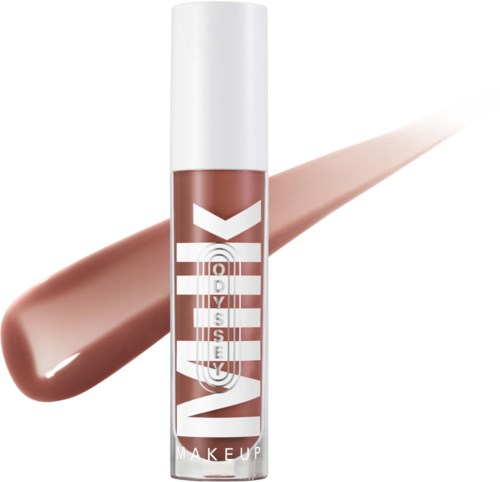 En leppeglanspenn med brunlig nude-farge, med en stripe bak som viser skinnende, glatte lepper.