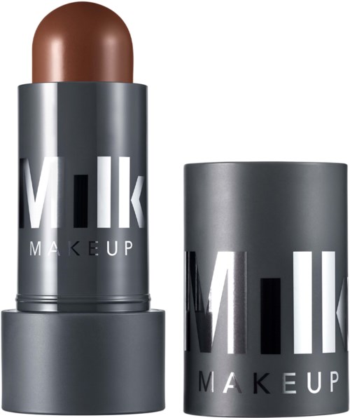 Ein Lippenstift in einer silbernen Hülse mit dem Wort Milk, Lippenstift ist braun. Der Deckel ist abgenommen.
