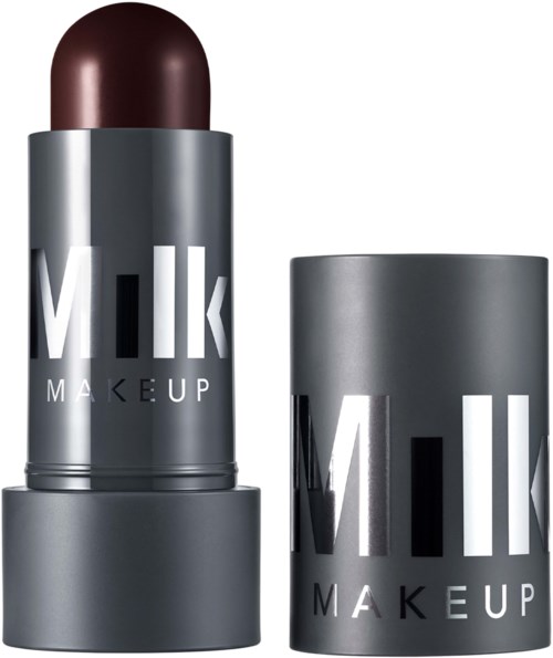 Lippenstift in dunkler Rottönung in schlanker silberner Verpackung mit weißem Schriftzug.