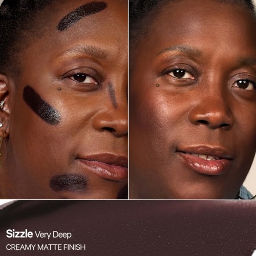 Nebeneinandergestellte Bilder eines Frauengesichts vor und nach Make-up, Hervorhebung der verbesserten Hauttextur und Ausstrahlung.