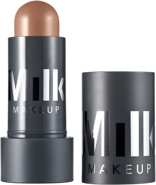 Eine Make-up-Stick namens Milk Makeup mit entferntem Deckel, zeigt das beigefarbene Produkt.
