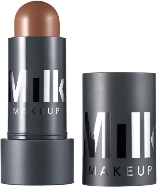 Ein bräunfarbener Lippenstift in einem grauen Tube von Milk Makeup mit offenem Deckel.