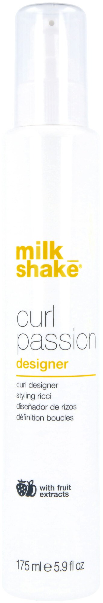 En vit sprayflaska märkt 'milk_shake' med orange och svart text, innehållande fruktutdrag för styling av lockigt hår.