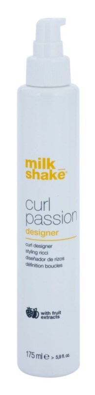 En vit flaska med pump, märkt 'milk shake' och 'curl passion,' som innehåller stylingprodukt med fruktutdrag.