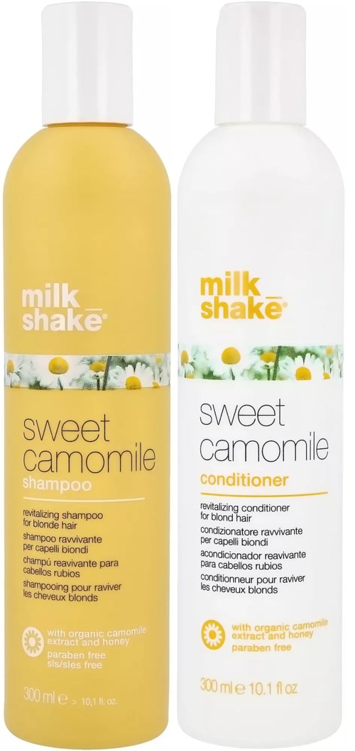 To flasker med hårplejeprodukter, en shampoo og en balsam, med hvide låg og mærker med kamilleblomster.