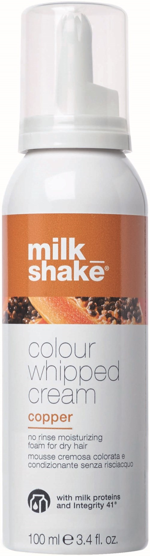 Eine weiße Sprühflasche mit orangefarbenem Etikett, das "milk shake" sagt und kupferfarbene geschlagene Creme für Haare anbietet.
