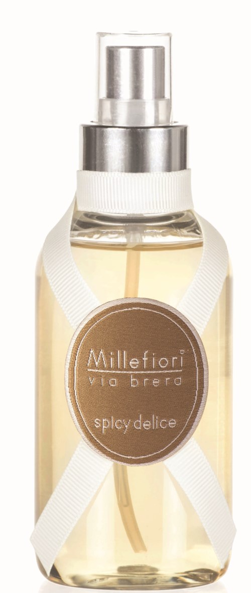 En sprayflaska med Millefiori via Brera spicedelice parfym med spraymunstycke och dekorativ band.