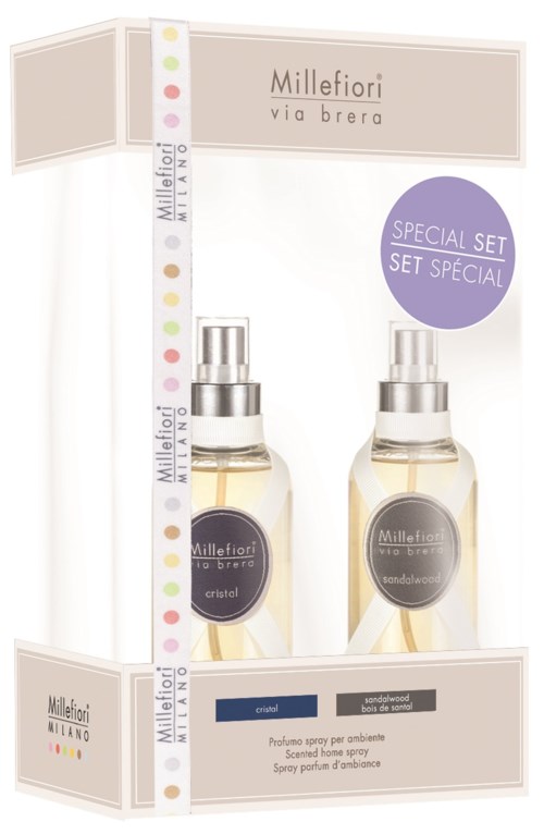 En parfymepakke med to sprayflasker merket 'cristal' og 'sandalwood,' i en klar boks med hvite, rosa og lilla detaljer.