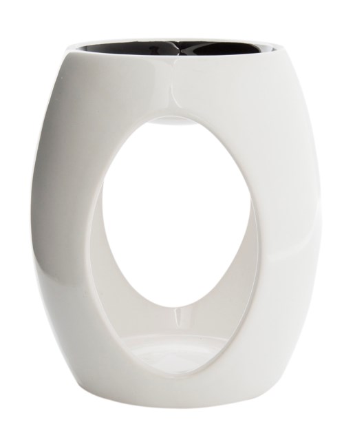 En hvit keramisk gjenstand med et stort rundt hull i midten, formet som en moderne skulptur eller dekorasjon.
