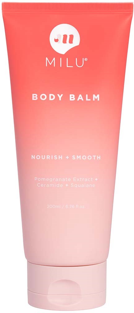 Een roze en witte tube met Milu Body Balm, met granaatappelenextract en salie voor verzorging en gladheid.