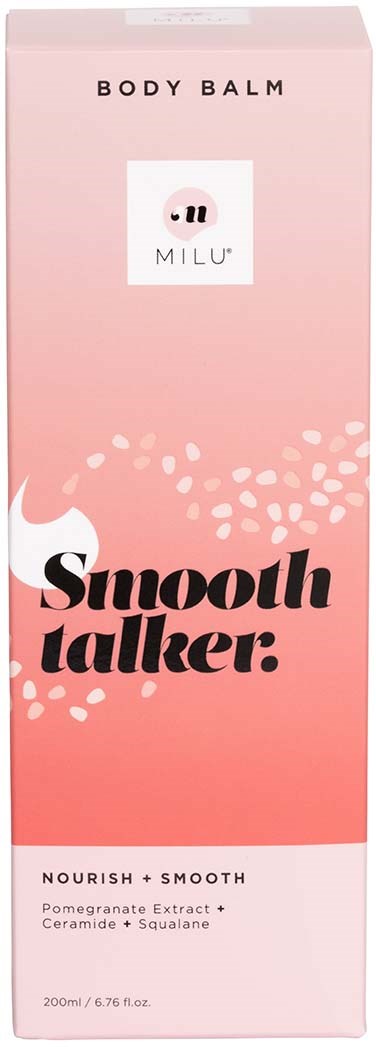 Roze doos met zwarte en witte tekst, zegt 'Sunoulh talker.' Het heeft een label met logo en beschrijving van een bodybalm.