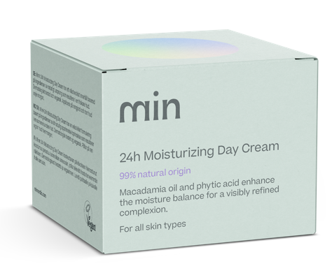 En hvit boksmerket "min" inneholder 24-timers fuktighetsgivende dagkrem med naturlige ingredienser, egnet for alle hudtyper.