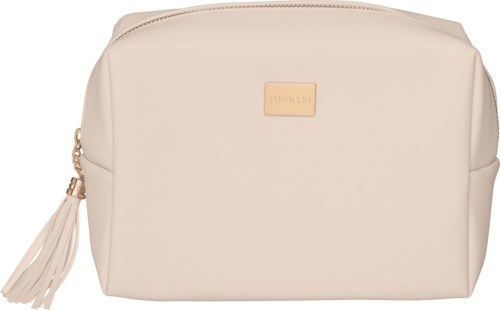 En beige väska med en guldfärgad etikett och en tofs på vänster sida. Den har dragkedja upptill.