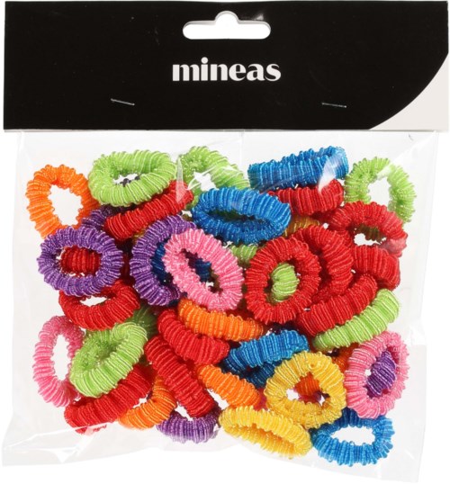 Färgade plasthårband i olika färger i en genomskinlig plastpåse. Påsen har en svart topp med varumärket 'mineas'.