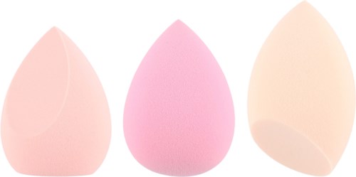 Tre makeup-svampe i forskellige nuancer af pink og fersken. De er bløde og runde, bruges til påføring af makeup.