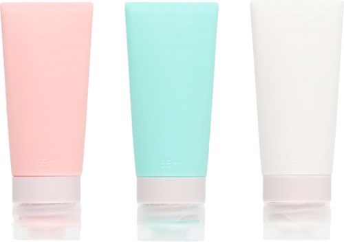 Tre pastelfarvede tubes står ved siden af hinanden, en pink, en blå og en hvid. Hver har en hvid hætte.