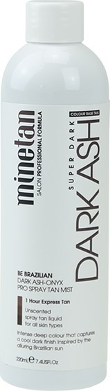 En vit flaska med mörkbrun solbrännespray med svart och grå text som visar att den ger en djup, brun solbränna.