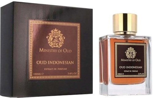 Een parfumfles naast een zwart doosje met gouden tekst en embleem, gelabeld 'Ministry of Oud' en 'Oud Indonesian'.