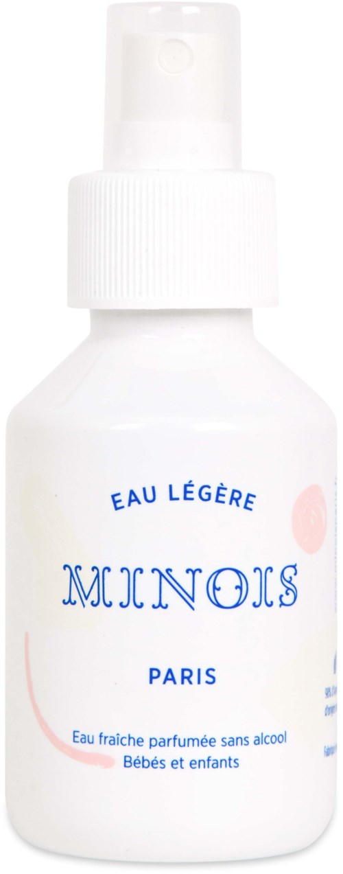 En hvid sprayflaske mærket 'Eau Légère Minois Paris' til babyer og børn. Den er alkohol- og parfume-fri, frisk.