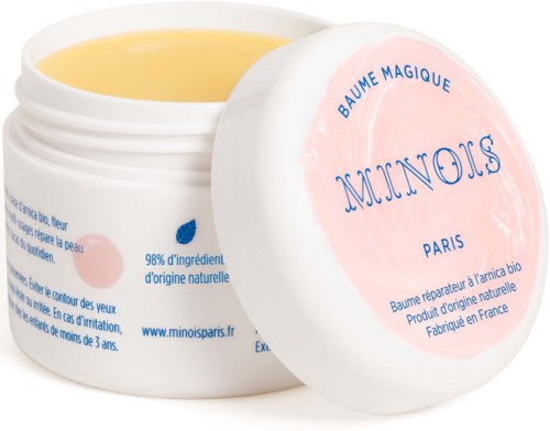 En hvid beholder med pink og blå tekst indeholder en gul creme mærket 'MINON' Paris til hudpleje.