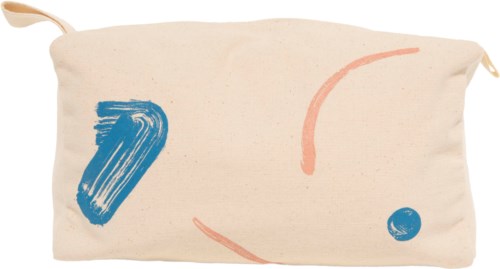 En beige stofpose med blå og orange abstrakte former.
