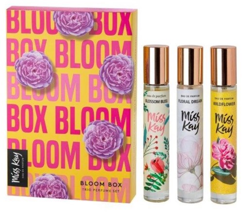 Ett blomsterparfymgåvoset med tre sprayer och färgglad blomstrande box med rosa blommor och gul bakgrund.