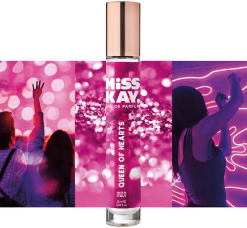 En parfymlflaska märkt 'Miss Kay' med rosa och lila bakgrundsbilder av dansande människor och hjärtan.