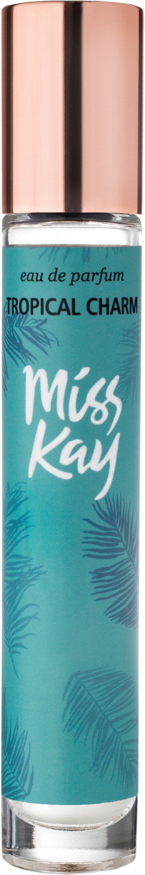 En Miss Kay-parfymflaska med blå etikett och guldkork, dekorerad med palmblad. Texten säger 'Tropical Charm'.