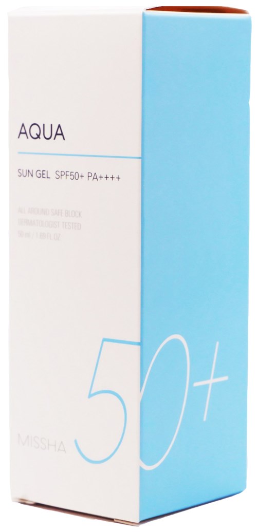 En vit och blå box märkt 'AQUA' med solkräm med SPF50+ PA+++, lämplig för över 50+ SPF.