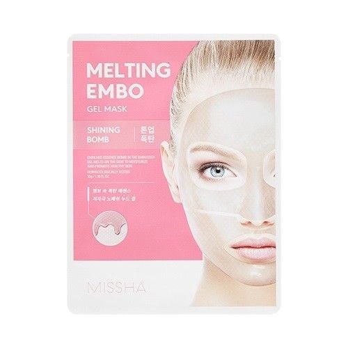 Rosa förpackning visar en kvinna med ansiktsmask, marknadsför en gelmask för strålande hud.