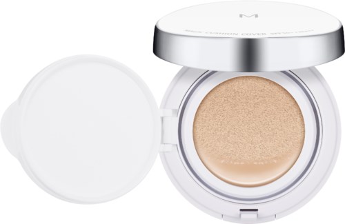 En beige puderfoundationskudde i en vit rund behållare med lock i metall och en spegel inuti.