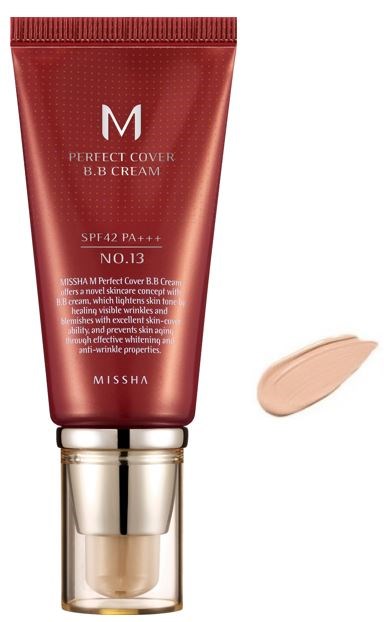 Een rode tube Missha Perfect Cover B.B. Cream met SPF 42, met een beige crème ernaast.