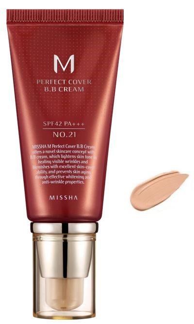 En rød tube med Missha Perfect Cover B.B. Cream med SPF 42, nyanse No. 21, og en beige prøve av produktet.