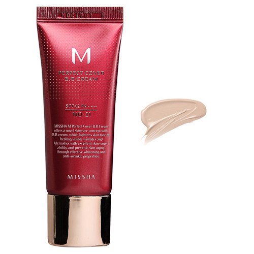 Röd tub med Missha BB-kräm och beige prov på sidan, i enkel design.