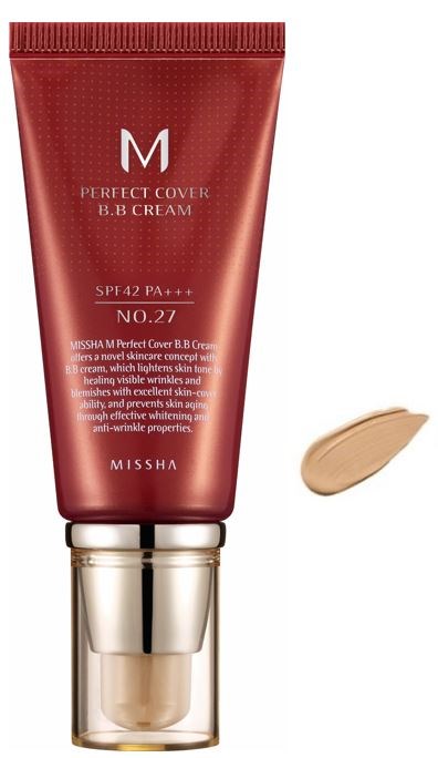 Rød tube med BB-krem med SPF 42, gullkork og en prøvetust av beige krem ved siden av.